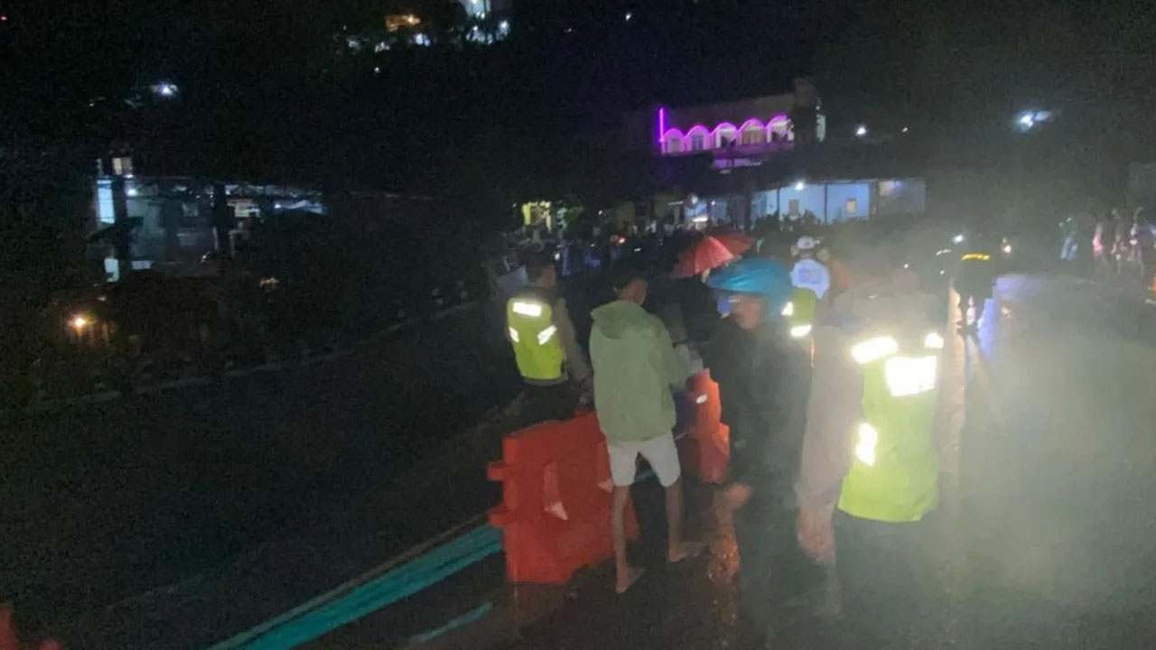 Jembatan Akses ke Wisata Colo Kudus Longsor, Dua Kendaraan Terdampak