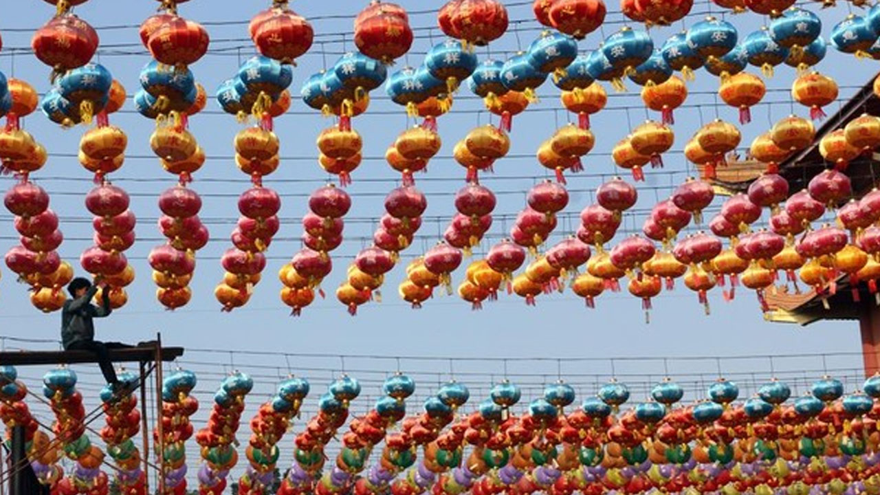 5.000 Lampion Hiasi Maha Vihara Maitreya Deli Serdang Sambut Imlek