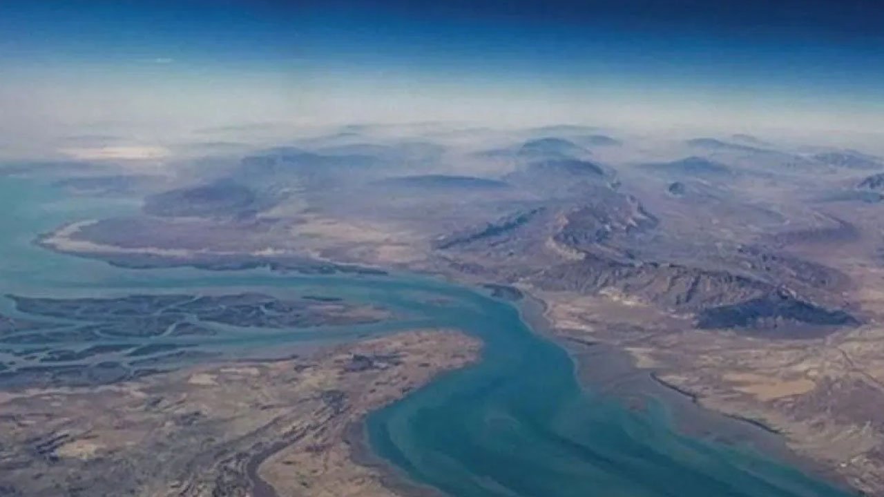 Iran Izinkan 20 Kapal Pakistan Lintasi Selat Hormuz