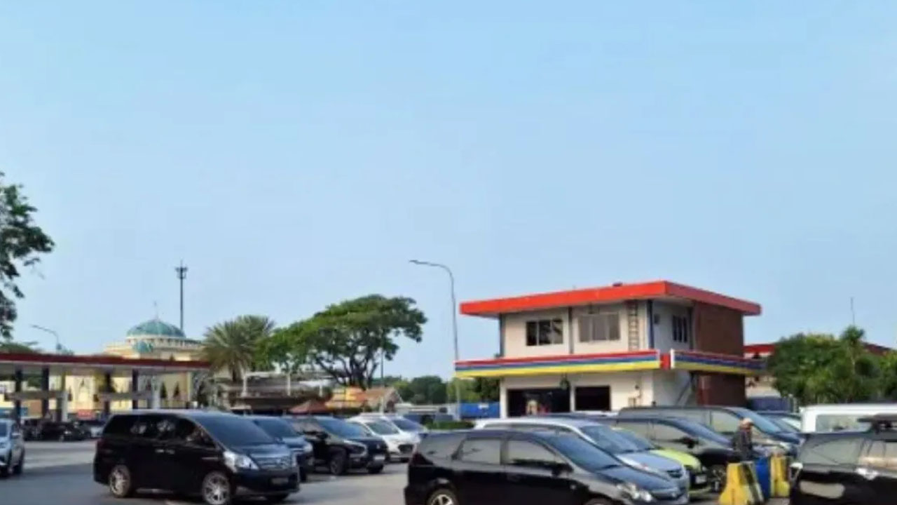 Petugas Buka Tutup Rest Area Atasi Kepadatan Tol Jakarta-Cikampek